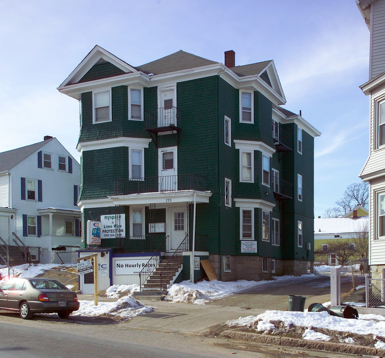 775 Plymouth Ave in Fall River, MA - Building Photo