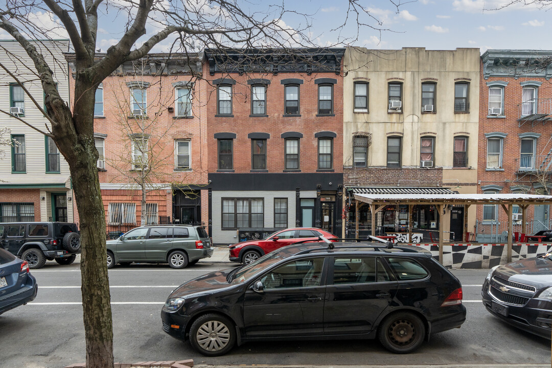 195 Meserole St in Brooklyn, NY - Building Photo