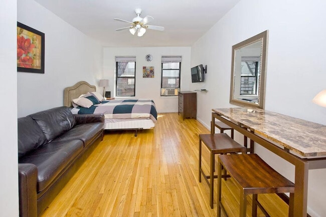 318 E 80th St in New York, NY - Foto de edificio - Building Photo