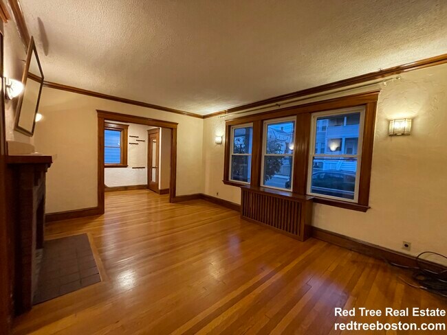 22 Cresthill Rd in Boston, MA - Foto de edificio - Building Photo