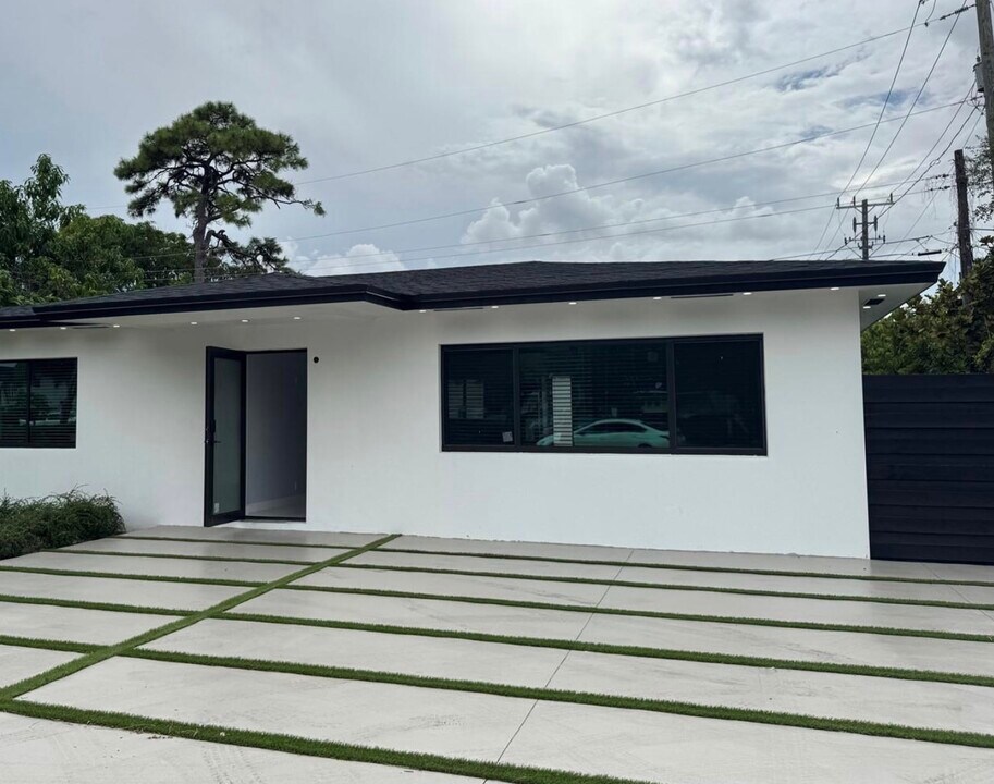 16440 NE 10th Ave in North Miami Beach, FL - Building Photo