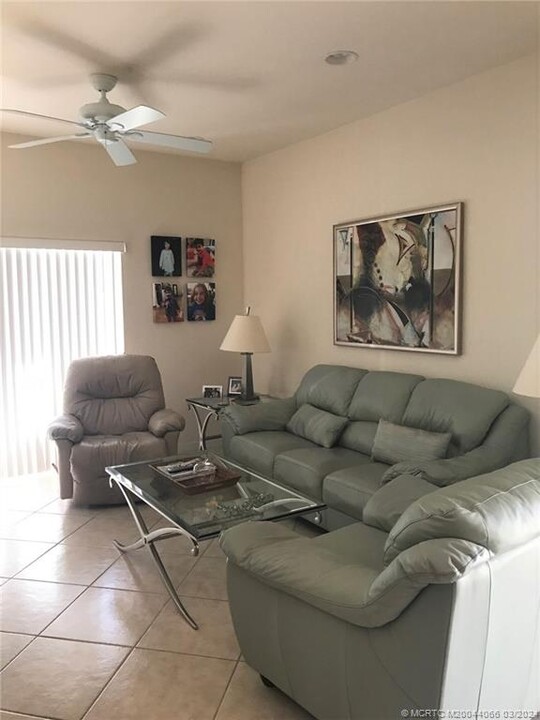 1571 SE Hampshire Way-Unit -104 in Stuart, FL - Foto de edificio