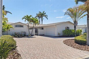 11225 4th St E in Treasure Island, FL - Building Photo