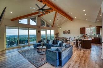 7002 Deepwood Dr in Lago Vista, TX - Foto de edificio - Building Photo