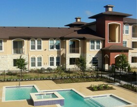 Highland Villas in Bryan, TX - Building Photo - Building Photo