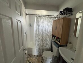 219 W 12 Mile Rd, Unit C in Royal Oak, MI - Foto de edificio - Building Photo