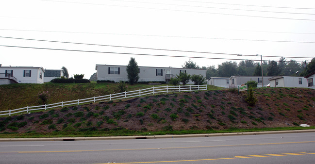 1256 Sweeten Creek Rd in Asheville, NC - Foto de edificio - Building Photo