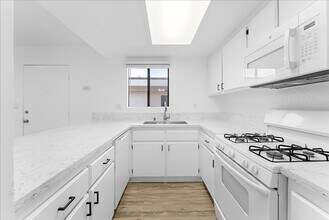 631 E Elk Ave in Glendale, CA - Building Photo - Building Photo