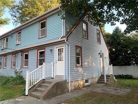 5 Maple Ct in Smithfield, RI - Building Photo