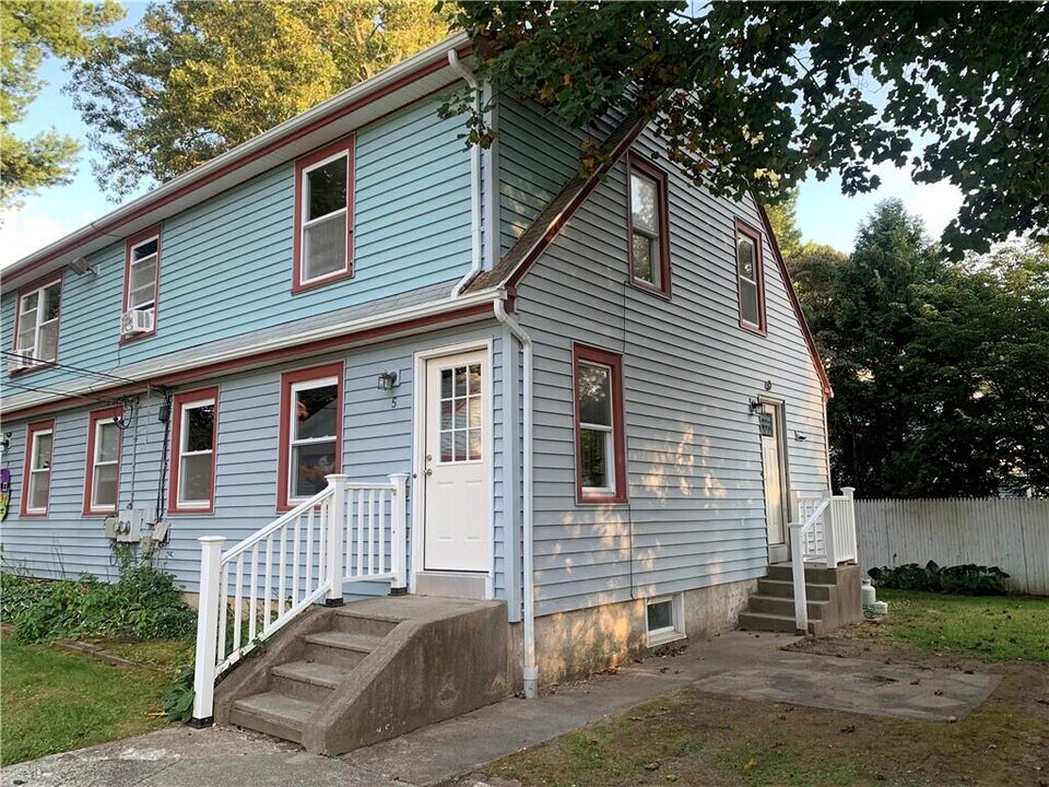 5 Maple Ct in Smithfield, RI - Building Photo