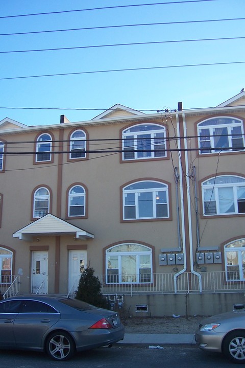 30-01 Seagirt Ave in Far Rockaway, NY - Building Photo