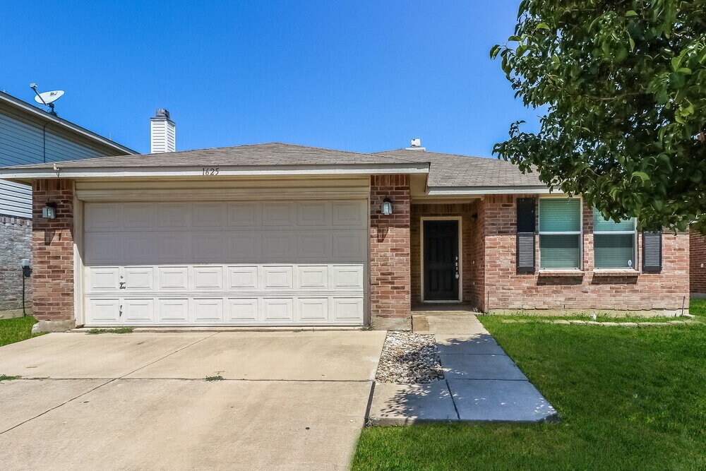 1625 Sierra Meadow Ln in Justin, TX - Building Photo