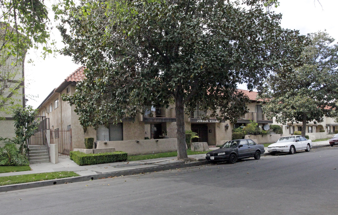 Jordan Villa I in Canoga Park, CA - Foto de edificio