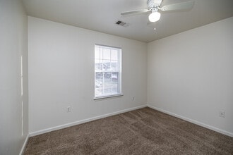 Oak Crest Apartments in Knoxville, TN - Building Photo - Interior Photo