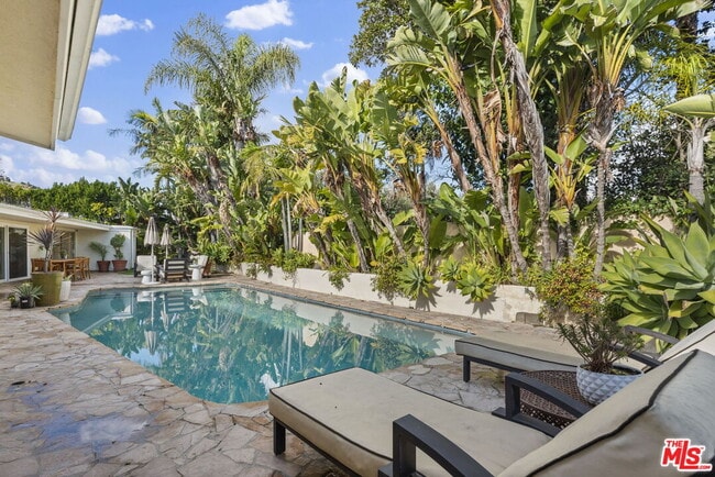 8405 Edwin Dr in Los Angeles, CA - Building Photo - Building Photo