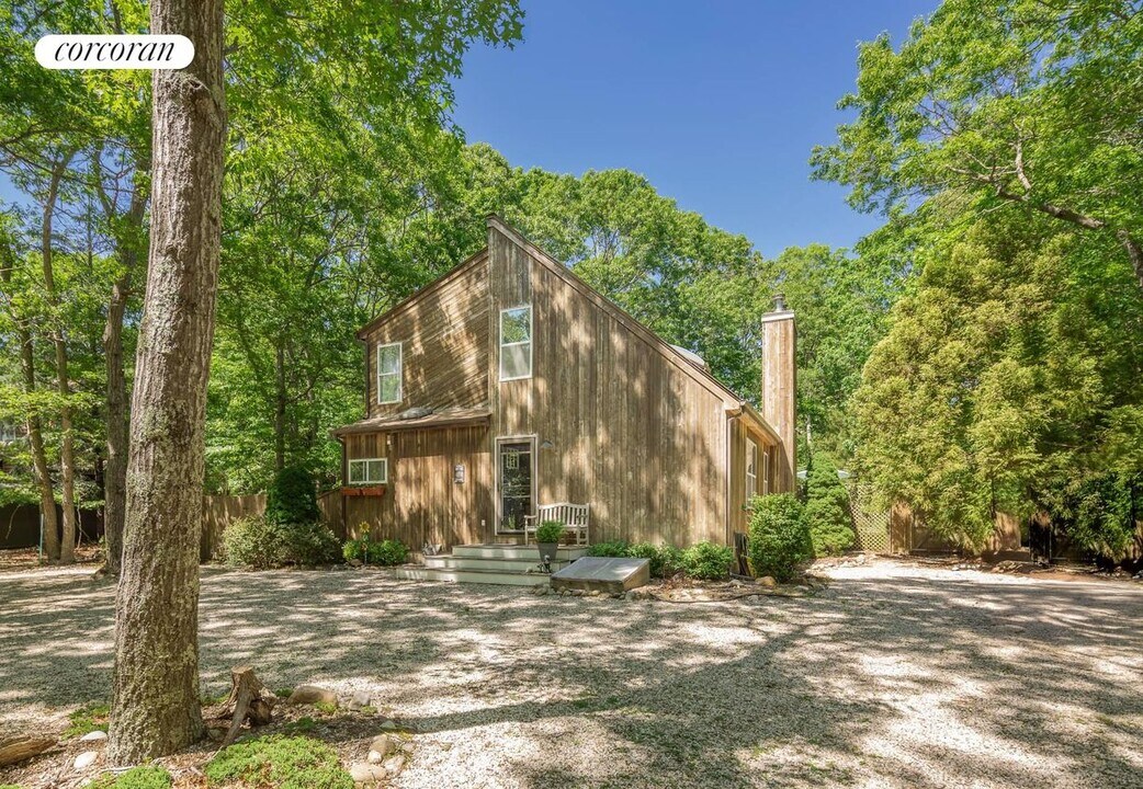 108 Sycamore Dr in East Hampton, NY - Building Photo