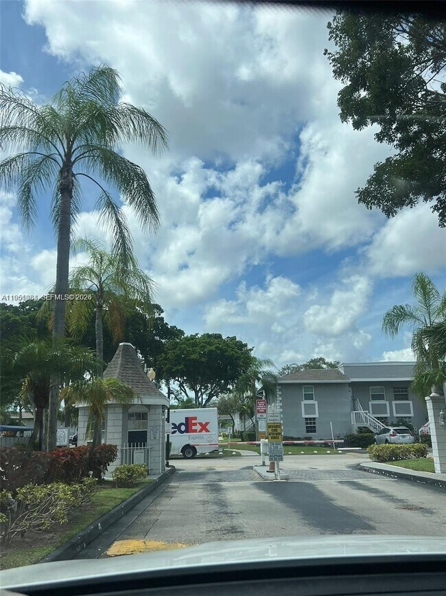 442 NE 210th Cir Terrace in Miami, FL - Building Photo - Building Photo