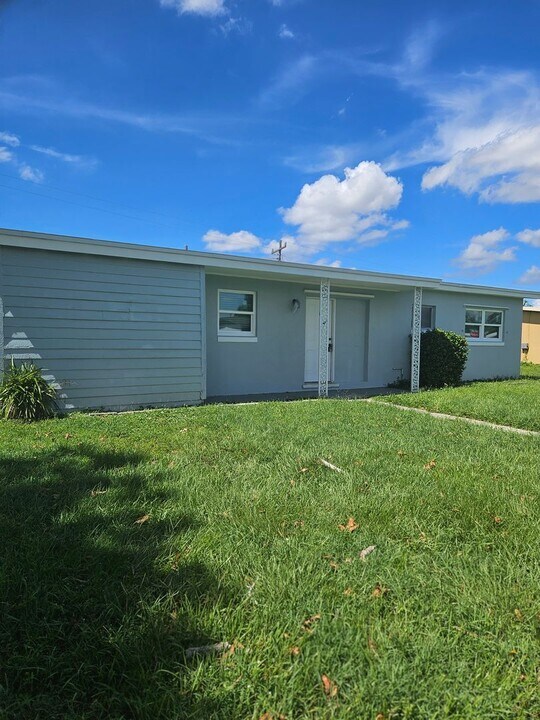 2433 Deedra St in Port Charlotte, FL - Building Photo