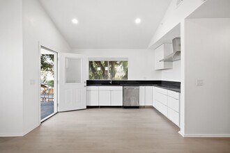 611 W Mission St in Santa Barbara, CA - Building Photo - Building Photo