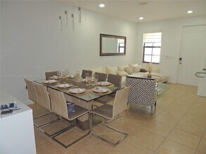 11301 NW 88th Terrace in Doral, FL - Building Photo - Building Photo