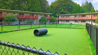 Capitol Club Apartments in Lacey, WA - Foto de edificio - Building Photo