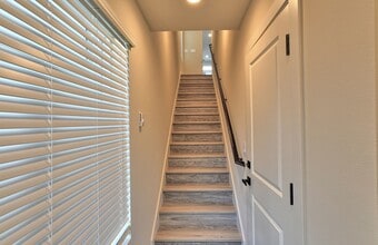 15613 Admiralty Way in Lynnwood, WA - Building Photo - Building Photo