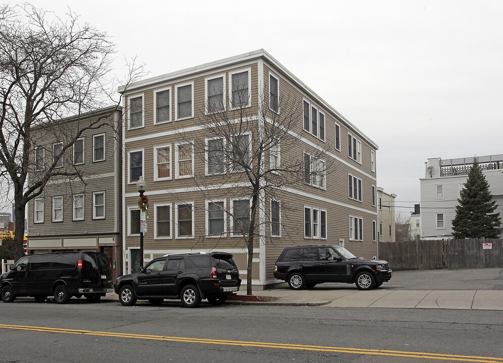 320 W Broadway in Boston, MA - Building Photo