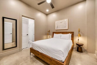 505 E Travis St in San Antonio, TX - Building Photo - Building Photo