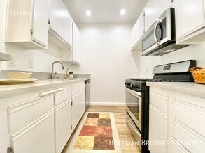 1327 N Sierra Bonita Ave, Unit 210 in Los Angeles, CA - Building Photo - Building Photo