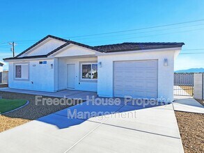 581 Valiant Ave in Pahrump, NV - Building Photo - Building Photo