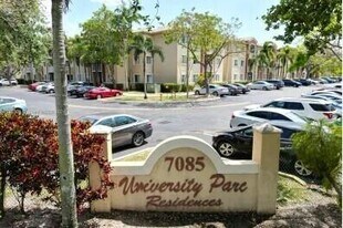 7085 Nova Dr in Davie, FL - Building Photo