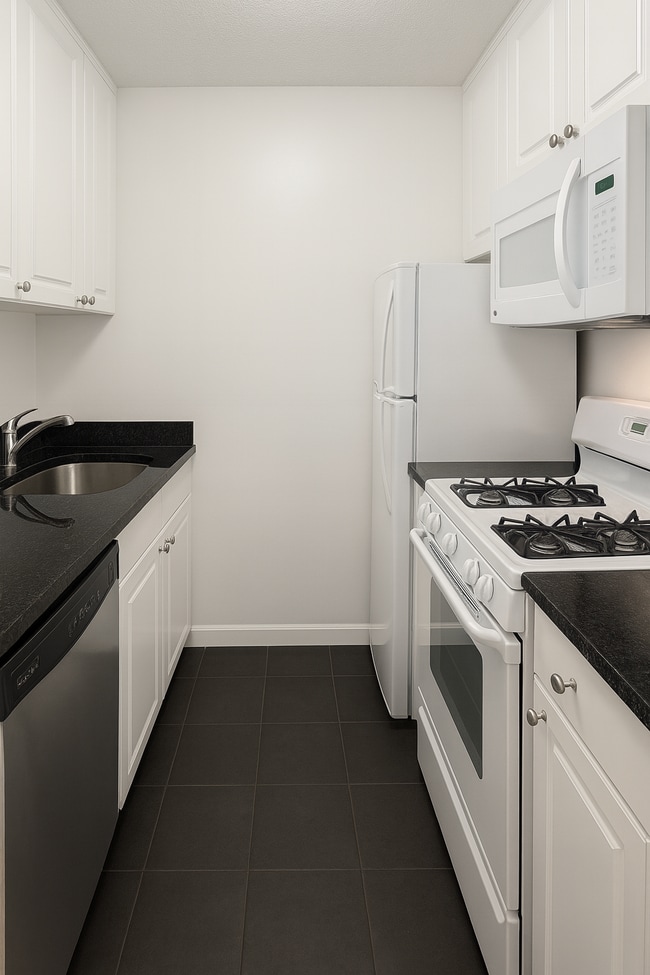 350 W 46th St, Unit 5A in New York, NY - Building Photo - Building Photo