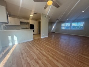 16416 Rayen St in North Hills, CA - Foto de edificio - Building Photo