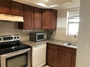 9363 Fontainebleau Blvd in Miami, FL - Foto de edificio - Building Photo