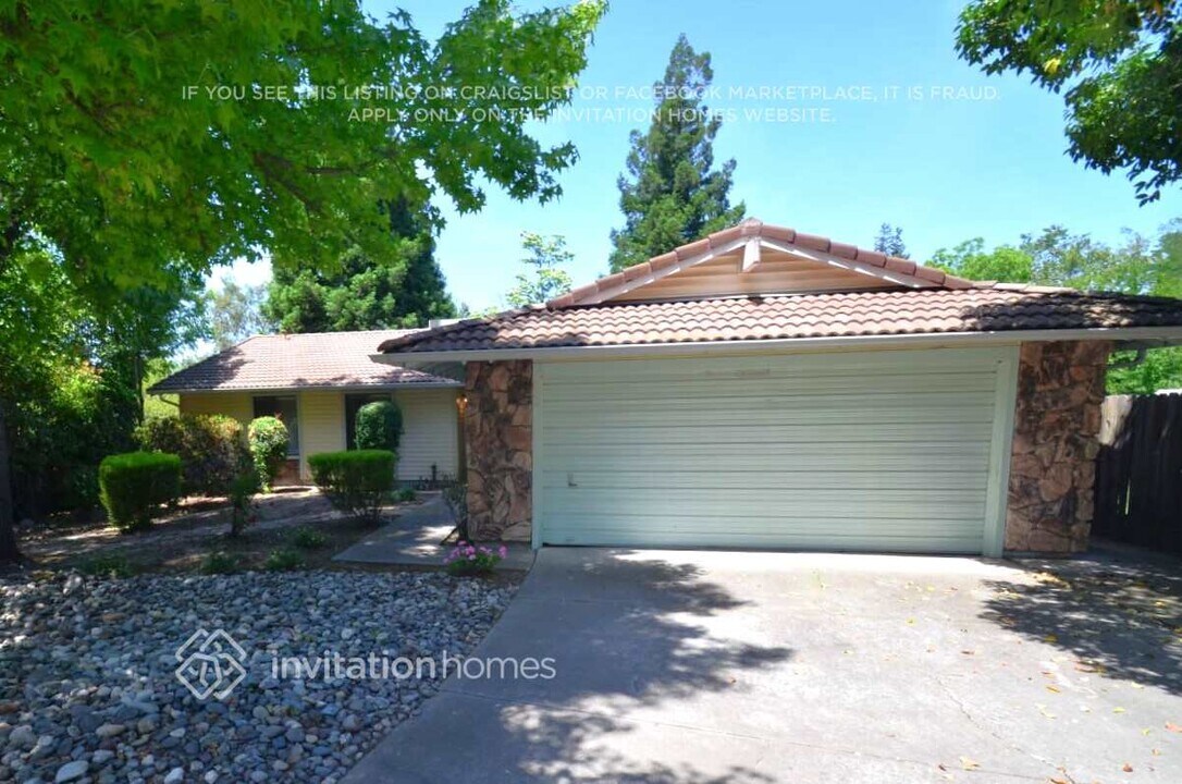 6568 Pacheco Way in Citrus Heights, CA - Foto de edificio