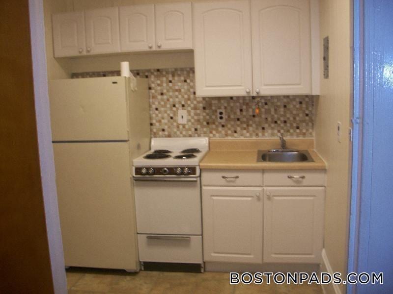879 Beacon St, Unit 23 in Boston, MA - Building Photo