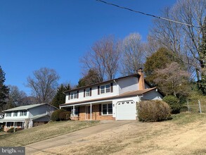 8522 Queen Elizabeth Blvd in Annandale, VA - Foto de edificio - Building Photo