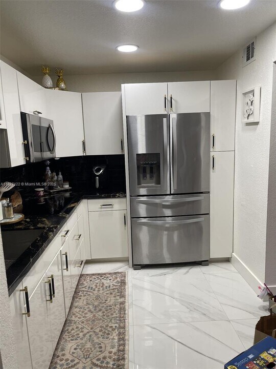 7120 Fairway Dr in Hialeah, FL - Building Photo