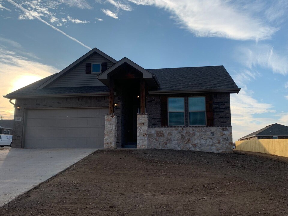 207 SW Vicki St in Gentry, AR - Building Photo