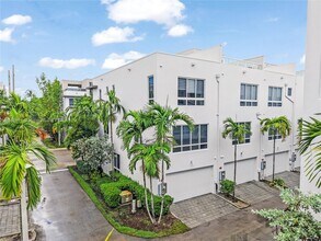 6611 NW 105th Pl in Doral, FL - Building Photo - Building Photo