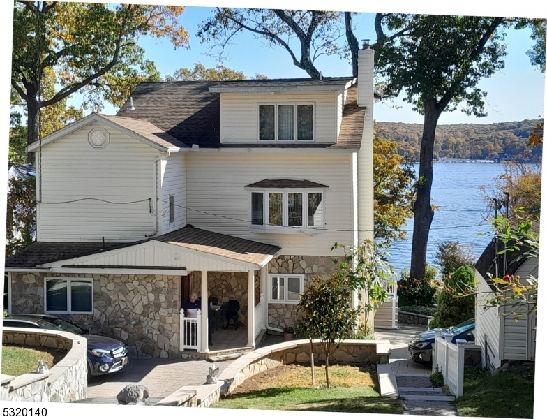 103 Fontaine Rd in Hopatcong, NJ - Building Photo