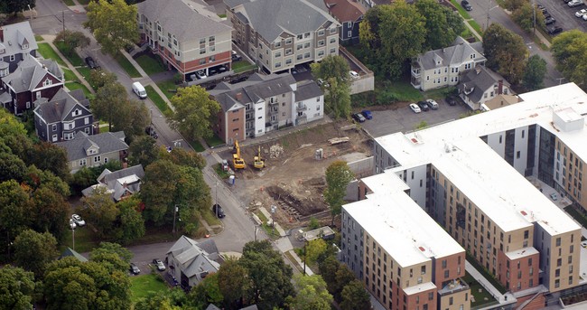 106 Comstock Ave in Syracuse, NY - Foto de edificio - Building Photo