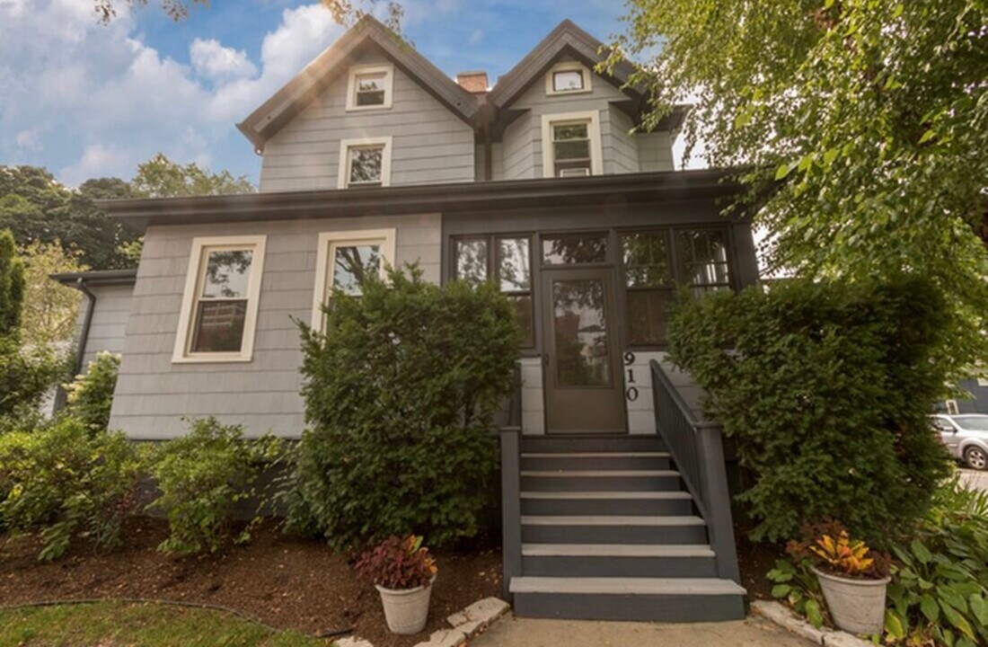 910 Lake St in Evanston, IL - Building Photo