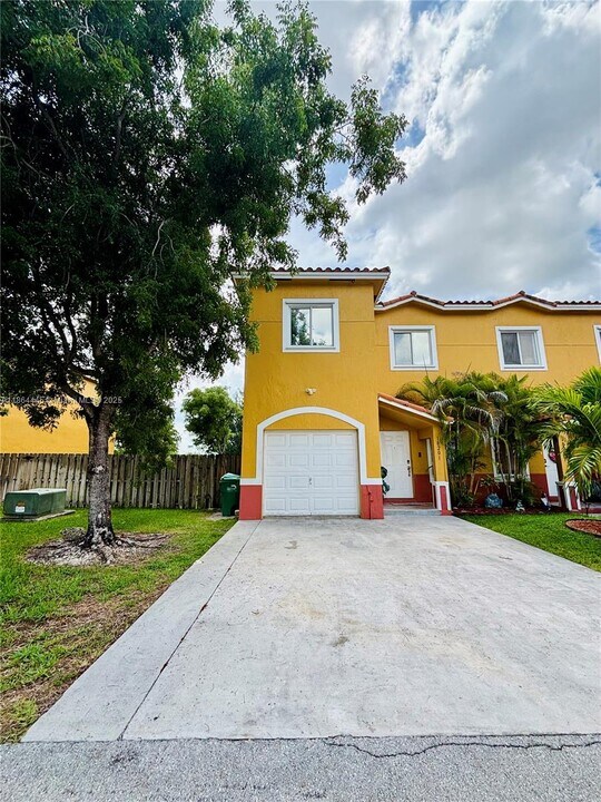 18201 SW 108th Pl in Miami, FL - Building Photo