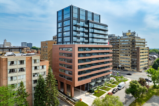 2525 Bathurst St in Toronto, ON - Building Photo - Building Photo