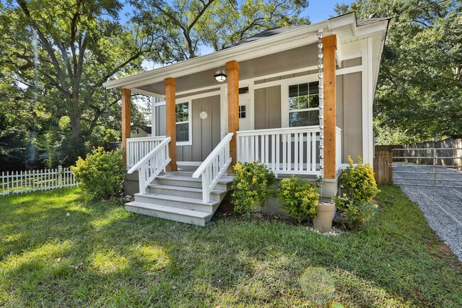 91 E Washington St in Newnan, GA - Foto de edificio - Building Photo