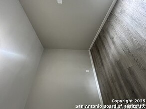 1336 W Ridgewood Ct in San Antonio, TX - Building Photo - Building Photo