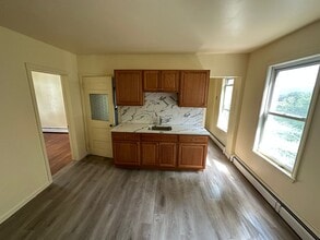 373 Congress Ave, Unit 2nd floor in Waterbury, CT - Building Photo - Building Photo