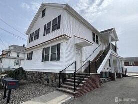 16 E Kupsch St in Sayreville, NJ - Building Photo