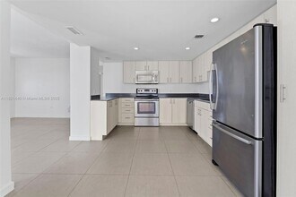 910 West Ave, Unit 738 in Miami Beach, FL - Building Photo - Building Photo